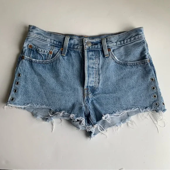 Levi's 501 Women's Size 26 Park Life Grommets Light Wash Jean Shorts - Picture 6 of 14